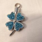 Anima Tierbestattung: Ascheschmuck AP105 - Kleeblatt mit Zirkoniasteinen Türkis