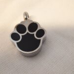 Anima Tierbestattung: Ascheschmuck AP15B - Pfote hochglanzp. mit schwarzem Pfotenabdruck