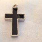 Anima Tierbestattung: Ascheschmuck AP24 - Kreuz in den Farben schwarz und silber
